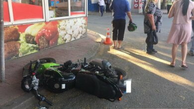 Внедорожник сбил мотоциклиста на пр. Богоявленском: пострадавший госпитализирован | Корабелов.ИНФО image 1