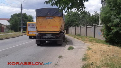 "Опять 25": в Корабельном районе приходится объезжать "фуры" по "встречке" и тротуарам (Видео) | Корабелов.ИНФО image 3