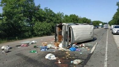 На трассе «Николаев - Одесса» перевернулся микроавтобус: водитель погиб, четверо пассажиров травмированы | Корабелов.ИНФО image 3