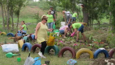 "Это громада!": взрослые, школьники и даже детсадовцы помогают "оживить" территорию у знаменитого источника в Корабельном районе | Корабелов.ИНФО image 7