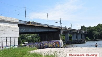 Патрульные спасли самоубийцу, пытавшегося спрыгнуть с Ингульского моста в Николаеве | Корабелов.ИНФО