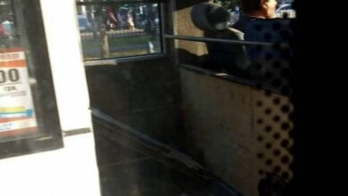 В Николаеве водитель маршрутки занес отвалившуюся дверь в салон и продолжил везти людей | Корабелов.ИНФО image 1