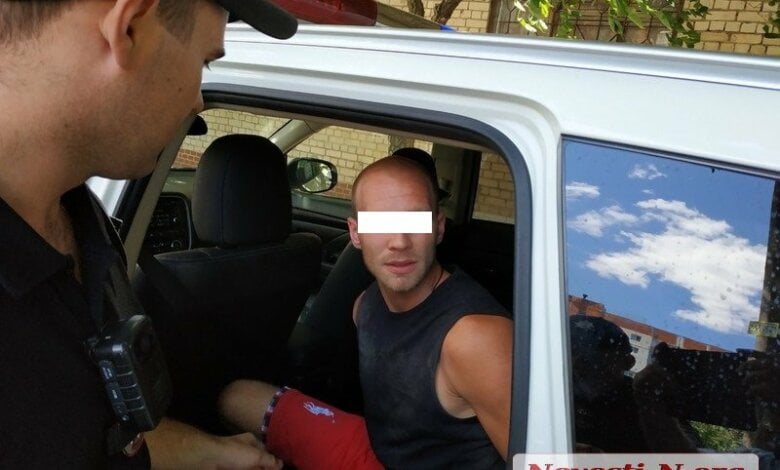 Патрульные в Николаеве задержали грабителя, бежавшего им навстречу с женской сумкой в руке | Корабелов.ИНФО