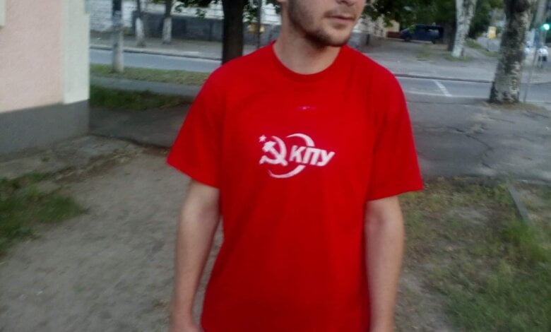 "Призрак коммунизма поехал в райотдел": в Николаеве задержали парня в футболке с надписью "КПУ" | Корабелов.ИНФО