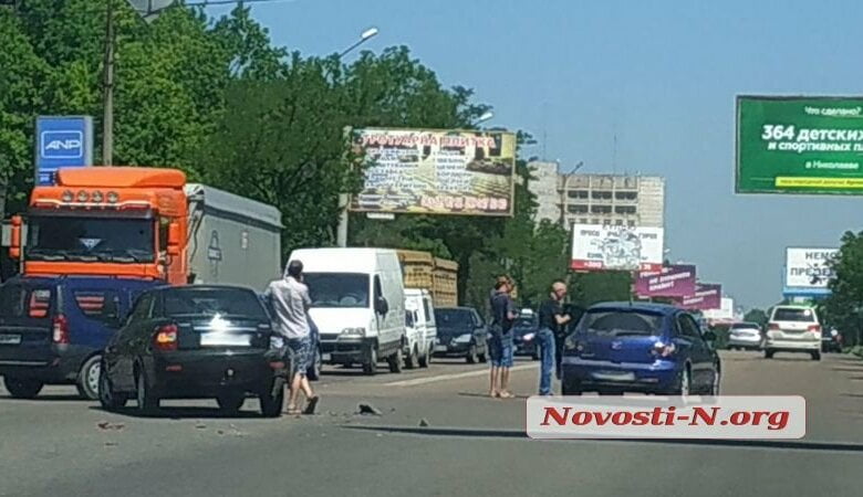 На проспекте Богоявленском столкнулись «Мазда» и ВАЗ | Корабелов.ИНФО