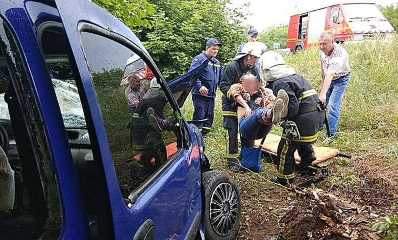 На трассе в Николаевской области Renault съехал в кювет и врезался в дерево – водитель погиб, а пассажирку госпитализировали | Корабелов.ИНФО image 1