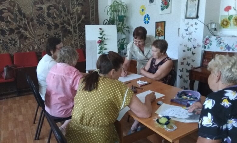 Арт-терапія: у Корабельному районі пенсіонери лікуються мистецтвом | Корабелов.ИНФО