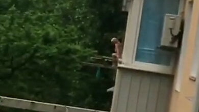 Женщина пыталась спрыгнуть с балкона многоэтажки в Николаеве – ее отговорили патрульные | Корабелов.ИНФО