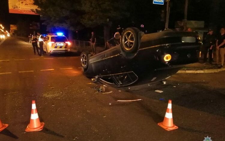 В Николаеве после столкновения с «Шевроле» «Фольксваген» перевернулся на крышу | Корабелов.ИНФО image 8