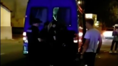 "Сейчас тут всех перестреляют!",  неадекват в Николаеве пытался залезть в "маршрутку" через окно и подрался с водителем (Видео) | Корабелов.ИНФО