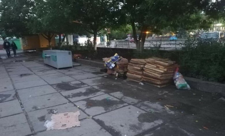 "И как с ними бороться?! Свиньи!", - жительница Корабельного пожаловалась на стихийный рынок в центре района | Корабелов.ИНФО image 3