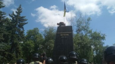 В Харькове акция против съезда партии Кернеса и Труханова переросла в снос памятника Жукову | Корабелов.ИНФО image 1