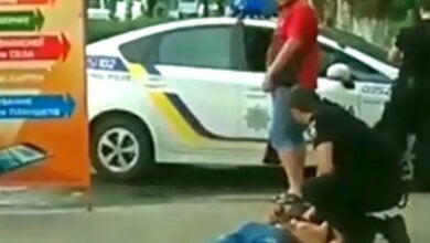 Неадекватного пассажира маршрутки в Николаеве пришлось «успокаивать» полиции. ВИДЕО 18+ | Корабелов.ИНФО