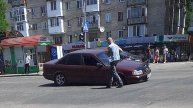 На проспекте Богоявленском в Николаеве провалился асфальт — в яме застрял автомобиль | Корабелов.ИНФО