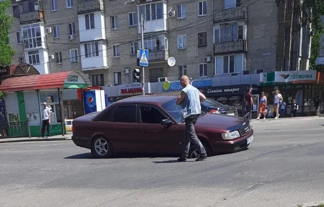На проспекте Богоявленском в Николаеве провалился асфальт — в яме застрял автомобиль | Корабелов.ИНФО