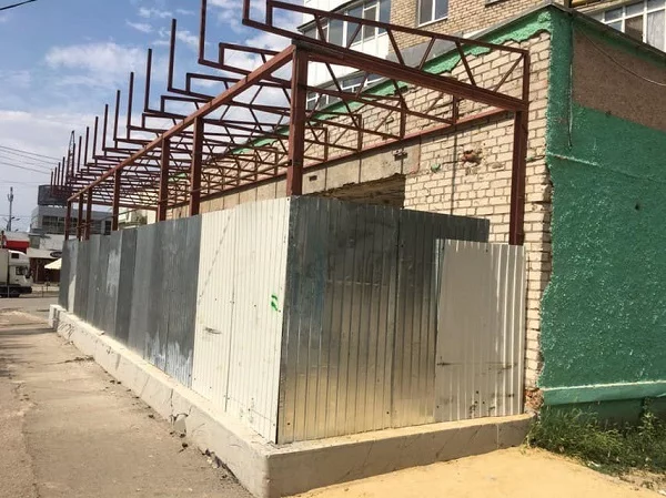 Депутат от Корабельного района Ентин устроил незаконную стройку на тротуаре | Корабелов.ИНФО image 2