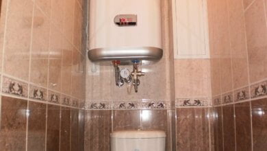 Сорвавшийся со стены бойлер едва не убил подростка, который пошел в туалет | Корабелов.ИНФО