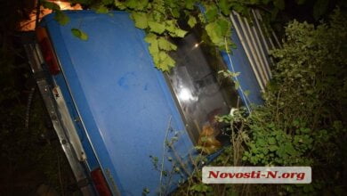 Ночью в Корабельном районе пьяный водитель на "Москвиче" перевернулся, едва не въехав в жилой дом | Корабелов.ИНФО image 1