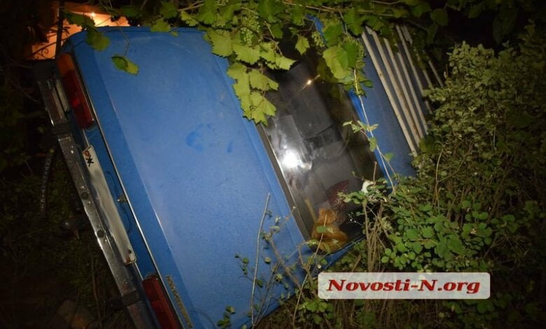 Ночью в Корабельном районе пьяный водитель на "Москвиче" перевернулся, едва не въехав в жилой дом | Корабелов.ИНФО image 1