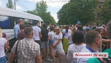 Каждый хотел задать вопрос или сфотографироваться с президентом – сотни николаевцев остановили кортеж Зеленского у завода | Корабелов.ИНФО