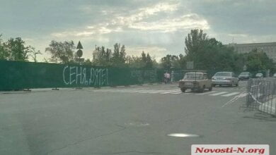 «Сеня дятел», - в Николаеве исписали забор вокруг Соборной площади | Корабелов.ИНФО