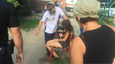 13-летнюю девочку в состоянии острого алкогольного отравления подростки в Николаеве решили бросить на улице, прикрыв ворохом листьев | Корабелов.ИНФО