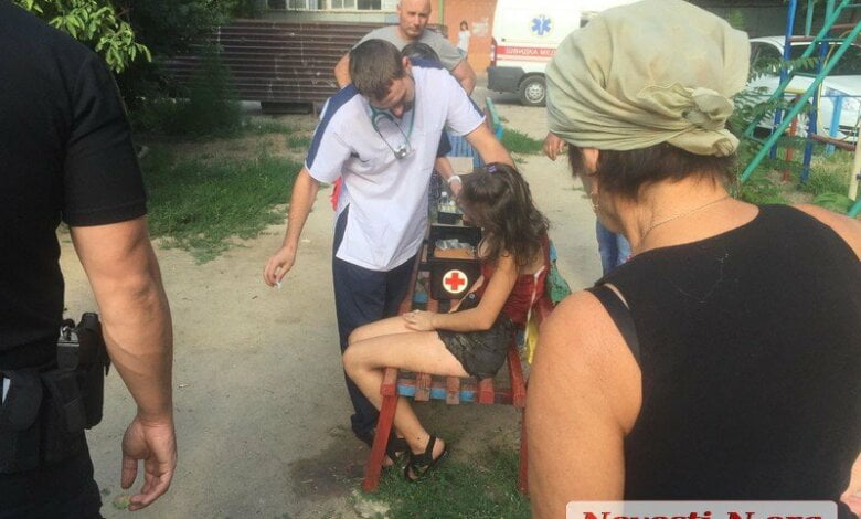 13-летнюю девочку в состоянии острого алкогольного отравления подростки в Николаеве решили бросить на улице, прикрыв ворохом листьев | Корабелов.ИНФО