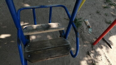 "Это не детская площадка, а убогое место", - жители Корабельного района ждут, когда его руководство "зашевелится" | Корабелов.ИНФО image 1