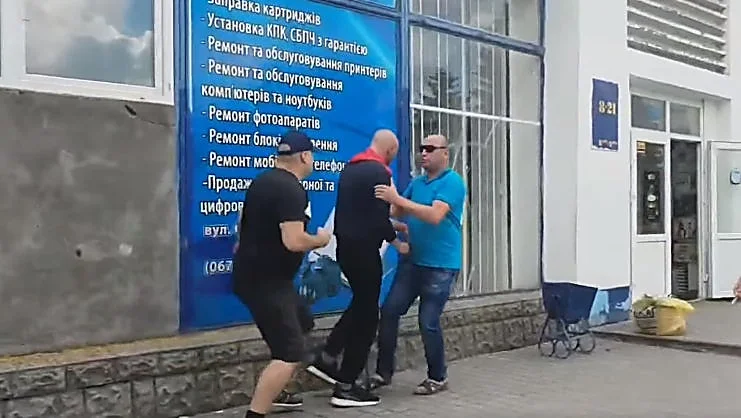 Видеоблогер напал на АТОшника, воевашего на Донбассе с Россией (видео) | Корабелов.ИНФО image 1