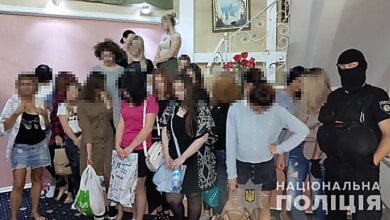 Работа в три смены: в Киеве накрыли порностудию, в которой девушки «общались» с клиентами по веб-камерам (видео) | Корабелов.ИНФО