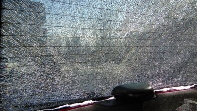 В Корабельном районе разбили стекло автомобиля волонтера штаба одной из партий | Корабелов.ИНФО