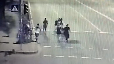 В Киеве компания молодых людей избила полицейского и забрала у него оружие и сумку (видео) | Корабелов.ИНФО