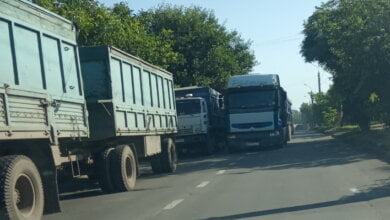 "Где наша полиция?": грузовики заблокировали движение транспорта в Корабельном районе, заводчанам пришлось идти домой пешком (ВИДЕО) | Корабелов.ИНФО
