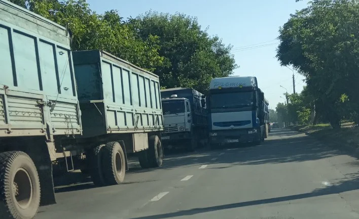 "Где наша полиция?": грузовики заблокировали движение транспорта в Корабельном районе, заводчанам пришлось идти домой пешком (ВИДЕО) | Корабелов.ИНФО