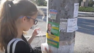 "Мне деньги заплатили", - дети в Николаеве клеят на столбы незаконную рекламу за кандидата в нардепы (ВИДЕО) | Корабелов.ИНФО
