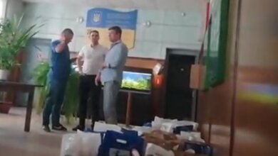 "Они своей "Ника-Терой" полрайона потравили, а хотят рисом откупиться", - жители Корабельного района о "подачках" от кандидата в нардепы (Видео) | Корабелов.ИНФО image 1