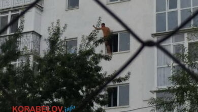 "Минут 10 стоял на карнизе, крича, что ему всё надоело", - свидетели происшествия - о мужчине, разбившемся в Корабельном районе | Корабелов.ИНФО image 2