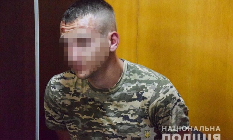Военнослужащий в Николаеве грабил женщин на мопеде, угрожая пистолетом | Корабелов.ИНФО