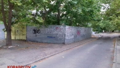 "Мы его сами сломаем, если власть не зачухается", - жители Корабельного района - о "наболевшем" им заборе, занявшем тротуар | Корабелов.ИНФО image 4