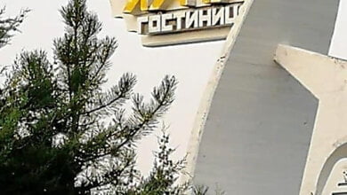 Неизвестные покрасили стеллу гостиницы «Интурист» в оккупированном Крыму в цвета украинского флага | Корабелов.ИНФО image 2