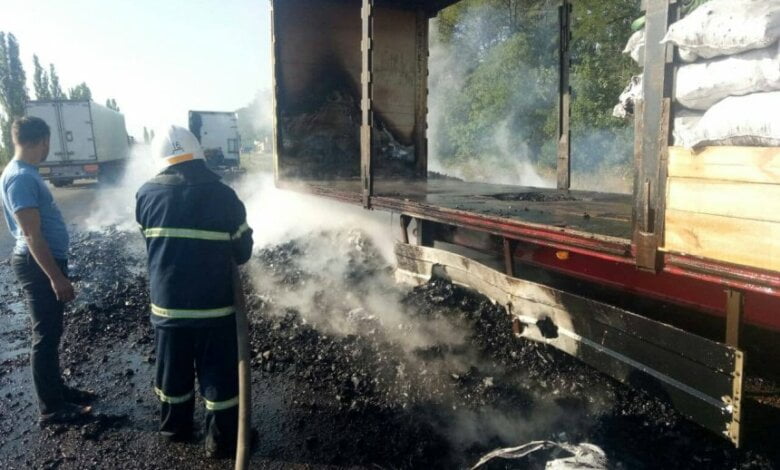 В Витовском районе в прицепе грузовика загорелся уголь | Корабелов.ИНФО