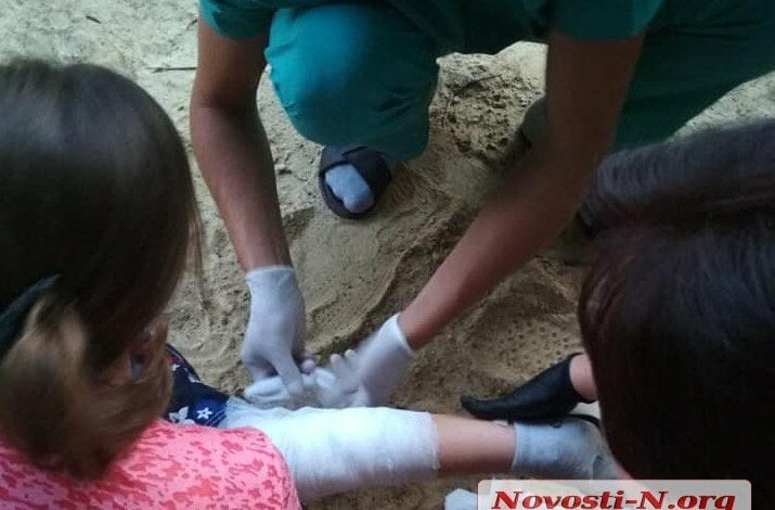 В Николаеве на детской площадке ребёнок порвал голень из-за штырей, замаскированных в песке | Корабелов.ИНФО image 2