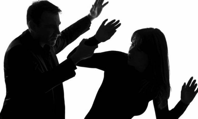 В Николаеве парень во время ссоры облил девушку шампанским и ударил (видео) | Корабелов.ИНФО