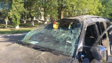 От удара перевернувшаяся машина едва не сбила человека: ДТП с двумя «Мицубиси» попало на видео | Корабелов.ИНФО