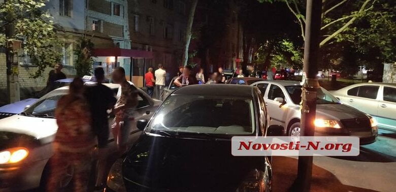 Ночью в Николаеве дрались таксисты и пассажиры: для поддержки «своих» съехалось более 100 такси | Корабелов.ИНФО