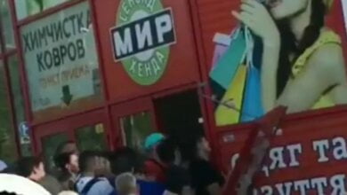 Толпа николаевских «модников» при «штурме» сэконд-хенда выломали двери (Видео) | Корабелов.ИНФО