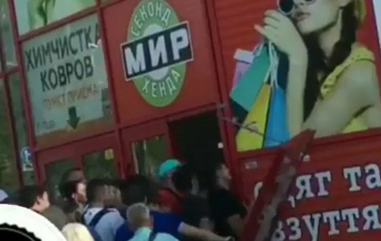 Толпа николаевских «модников» при «штурме» сэконд-хенда выломали двери (Видео) | Корабелов.ИНФО