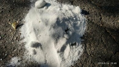 Ведьмы в Николаеве: у детской площадки в Корабельном районе нашли кучи соли с лезвиями (видео) | Корабелов.ИНФО image 2