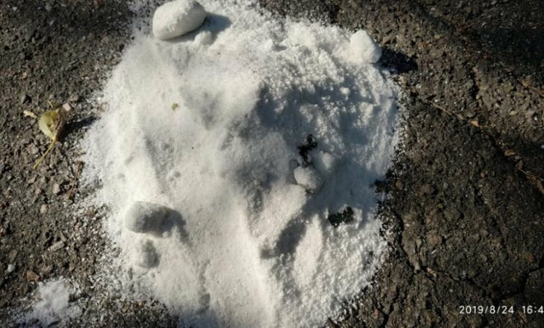 Ведьмы в Николаеве: у детской площадки в Корабельном районе нашли кучи соли с лезвиями (видео) | Корабелов.ИНФО image 2