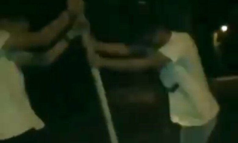 В Николаеве подростки ради забавы пытались выломать дорожный знак (видео 18+) | Корабелов.ИНФО